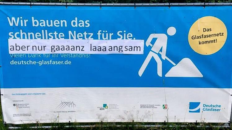 Das schnellste Netz - „gaaaanz laaaangsam“: Die Kritik eines unbekannten Anwohners zum Glasfaserausbau in Lotte-Osterberg gefiel Sabine Kneilmann so gut, dass sie auf den Auslöser drückte.