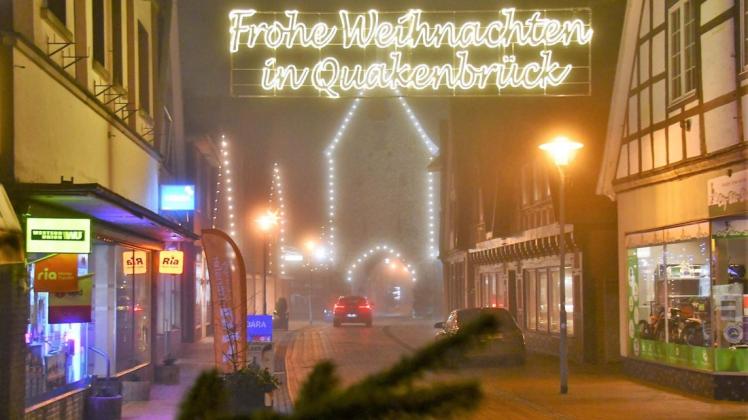 Die Lange Straße in der Stadt Quakenbrück im weihnachtlichen Lichterglanz. In die Beleuchtung hatte der Stadtrat bereits im Jahr 2020 investiert, um das Erscheinungsbild weiter aufzuwerten.