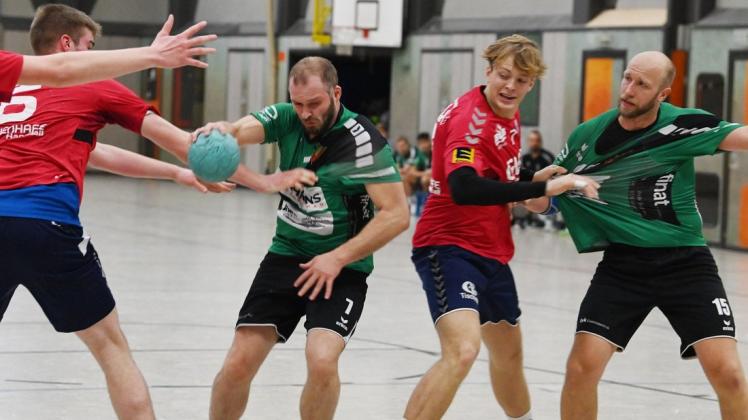 Belastungstest bestanden: Die Landesliga-Handballer Sebastian Rabe (2. von links) und Malte Kasper (rechts) von der TS Hoykenkamp in einer Szene aus dem letzten Spiel vor der Saisonunterbrechung gegen Tura Marienhafe. Die TSH siegte mit 35:30.