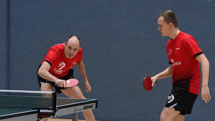 Der Tischtennis-Oberligist TV Hude um Peter Igel (links) und Florian Henke hat zwei Punkte am „grünen Tisch” gewonnen. 