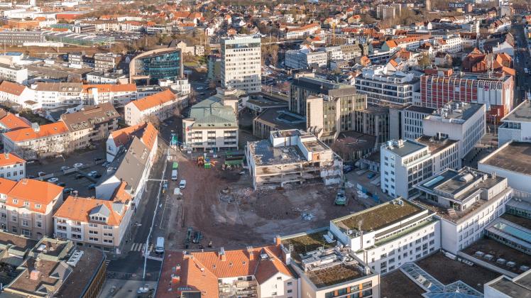 Blick aus der Drohnen-Perspektive auf das Baugrundstück Möserstraße/Georgstraße. Der Abriss ist fast abgeschlossen. Im April wird die Baugrube ausgehoben. 