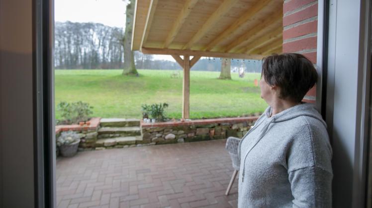 Von ihrer Terassentür aus sah Anke Langewand den Wolf im Dezember. Nur wenige Meter vom Haus der Belmerin entfernt lief das Tier bei Tageslicht über einen Acker.