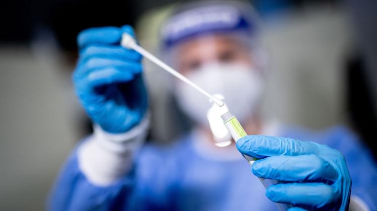 Labore sind derzeit stark ausgelastet: Mit steigenden Corona-Fallzahlen nimmt auch die Nachfrage nach PCR-Tests zu.