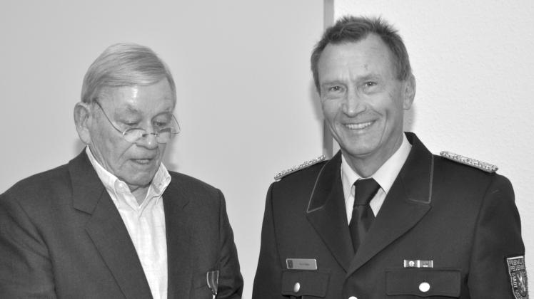 In seinem Element: 2016 erhielt Mathias Wiemann (links) die Feuerwehrehrenmedaille, die höchste Auszeichnung der Feuerwehr, die an private Personen verliehen wird