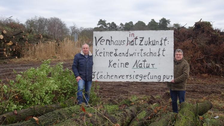 Gegen die Ansiedlung eines weiteren Betriebes im Gewerbegebiet an der Rheiner Straße in Spelle-Venhaus protestieren Heiner Striet (links) und Helmut Roling in einer von ihnen als privat deklarierten Aktion.