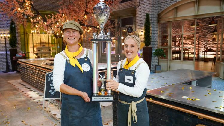 Als Lohn für zum Teil überragende Leistungen bei „Master of Sweets” erhielten Tina Herzog (links) und Carolin Brunner einen riesigen Pokal. 