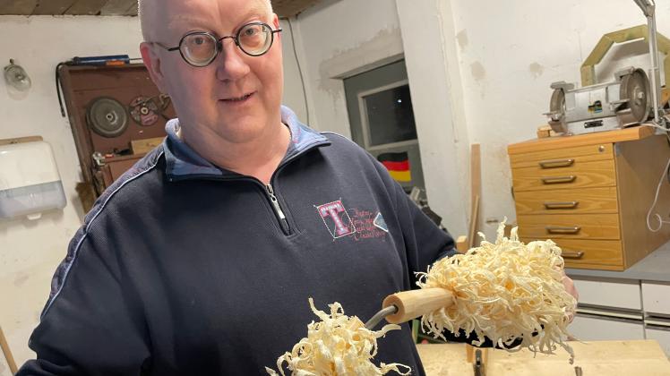 Heinz Holtermann aus Wippingen fertigt Tunscheren aus Holunderstäben