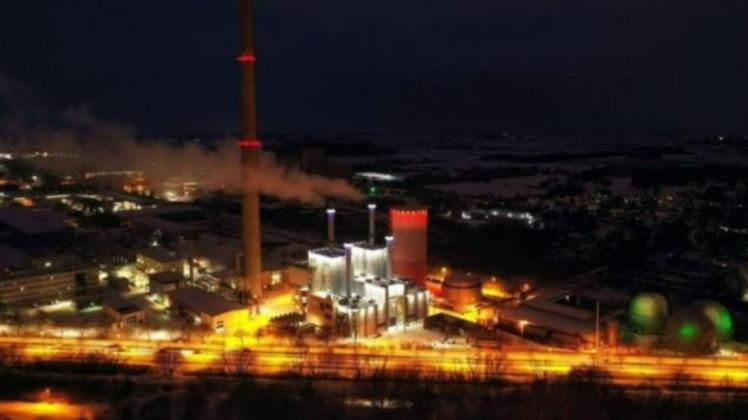 Das Heizkraftwerk Schwerin-Süd leuchtet in der Dunkelheit.