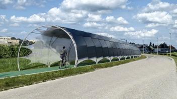 Visualisierung eines mit Fotovoltaik-Modulen überdachten Radweges, wie er bis Mitte 2022 von der Firma Solaroute (Münster) prototypisch in der Schweiz gebaut werden soll. Das Design stammt von dem Osnabrücker Solar-Architekten Peter Kuczia.