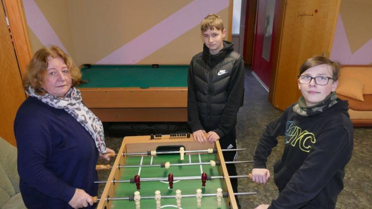 Roswitha Möller, Lukas Wendt und Leo Gawlick (v.l.)  spielen auch gern mal eine Runde Tischfussball im Jugendclub.