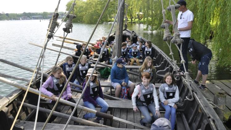 Zu den Höhepunkten des „Gut drauf-Wochenendes“ gehört eine Tour im Wikingerschiff über den Ratzeburger See.