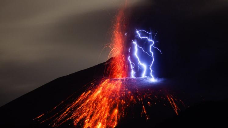 Wie Fotos wie dieses mit dem Titel „Sakurajima – Schmutziges Gewitter“ entstehen, wird bei den Malenter Foto-Tagen in Workshops erläutert.