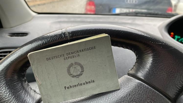 Ältere Führerscheine wie diese Fahrerlaubnis aus dem Jahr 1981 müssen umgetauscht werden.