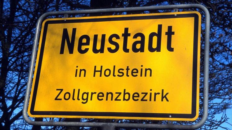 Neustadt in Holsten wird auf diesem Schild als Zollgrenzbezirk aufgewiesen. Foto aus dem Jahr 2004.