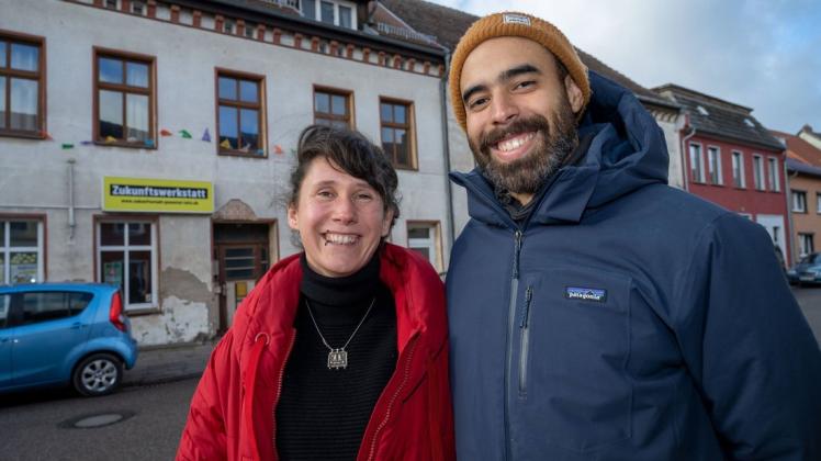 Annika Hirsekorn und der gebürtigen Venezolaner Rolando Gonzalez stehen vor der Zukunftswerkstatt. Ein renovierungsbedürftiges Haus und ein Grundeinkommen - so hat die Stadt Loitz zwei Berliner auf's platte Land gelockt.