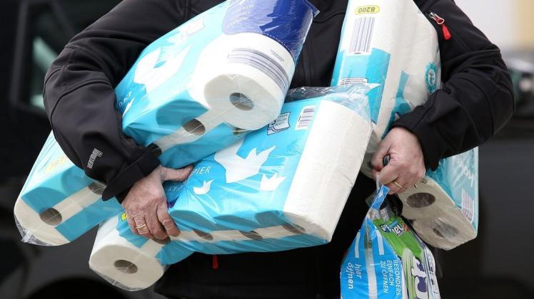 Vor Weihnachten noch schnell Klopapier einkaufen: Politiker raten mittlerweile zu Notvorräten. Symbolfoto Vor Weihnachten noch schnell Klopapier einkaufen: Politiker raten mittlerweile zu Notvorräten. Symbolfoto