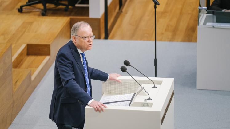 „Wir sind inmitten einer harten Infektionswelle, deren Scheitelpunkt noch nicht erreicht ist, und wir müssen deswegen vorsichtig bleiben”, erklärte Stephan Weil (SPD), Ministerpräsident von Niedersachsen, am Mittwoch im Landtag.