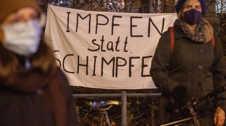 Ein Beispiel aus Greifswald: Etwa 100 Gegendemonstranten hatten sich im Dezember unter dem Motto „Impfen statt Schimpfen” versammelt, um gegen eine von der AfD organisierten Demonstration gegen die Corona-Maßnahmen zu protestieren.