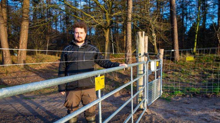 Der Haselünner Wacholderhain ist neu eingezäunt und soll den Wolf draußen halten. Der für das Gebiet zuständige Naturranger Max Caesar zeigt eines der Tore. Sie sind wie bisher für Spaziergänger passierbar. 