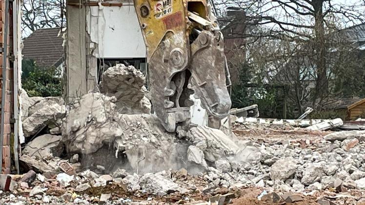 Wie ein Drachenmaul zermalmt der Pulverisierer das Stück Beton, bevor er die Metallteile heraushebt.