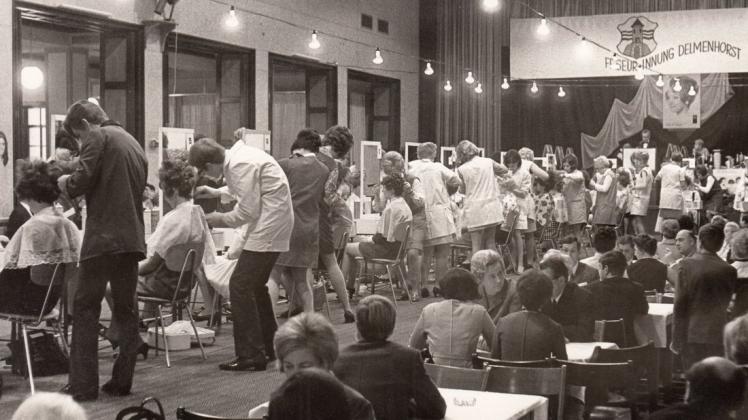 Schau- und Preisfrisieren war einst ein gesellschaftliches Ereignis: 1968 wetteifern die Lehrlinge der Delmenhorster Salons in den DLW-Sälen am lebenden Objekt um den Sieg.