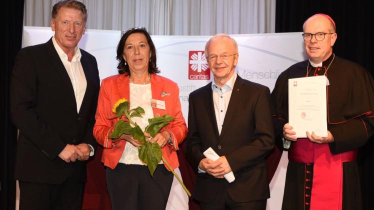 Für den Hospizverein Bramsche e.V. nahm Angelika Nüssing den Sonnenschein-Preis entgegen. Moderator Ludger Abeln, Bernhard Bramlage und  Johannes Wübbe dankten  für ihren besonderen Einsatz.