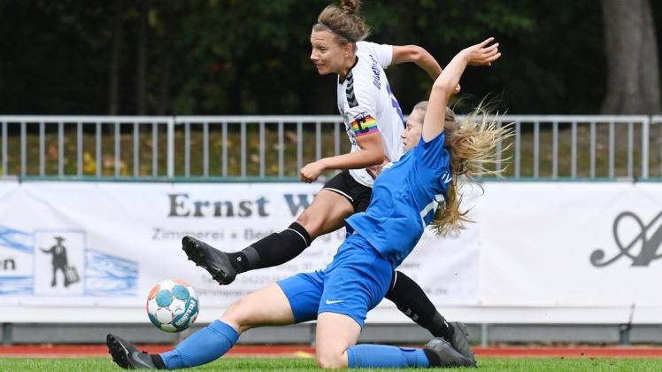 Nathalie Heeren (hinten) bereitete das Siegtor des TV Jahn Delmenhorst gegen den SV Meppen II vor.