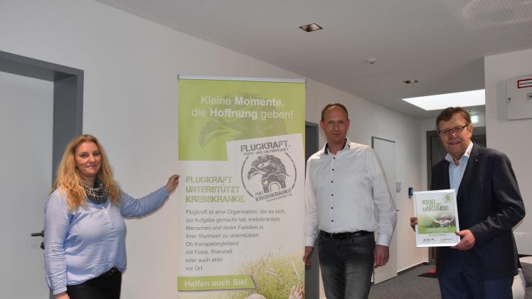 Claudia Kuhlmann (von links), Geschäftsführerin von Flugkraft, erzählte Sven Freese und Harald Meyer von Harald Meyer Installationen bei einer Spendenübergabe, wie der Verein Krebskranken hilft.