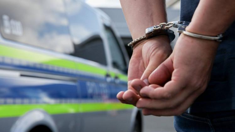 Nach Deutschland ausgeliefert worden ist der 27-jährige aus Rieste, der wegen eines Tötungsdeliktes in Rieste gesucht worden ist.
