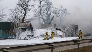 Auf der A1 bei Bremen-Arsten ist am Mittwoch ein Sattelzug vollständig ausgebrannt. 
