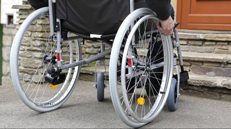 Rollstuhlfahrer stoßen oft auf für sie unüberwindliche Hindernisse. Ein Vorschlag für eine Förderung von mobilen Rampen ist jetzt Thema im Sozialausschuss in Ganderkesee.