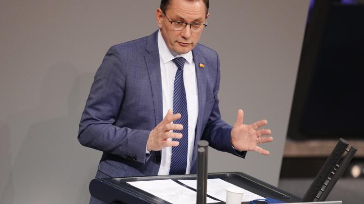 Tino Chrupalla, AfD-Bundesvorsitzender, spricht bei der Orientierungsdebatte zu einer SARS-CoV-2-Impfpflicht im Bundestag. 
