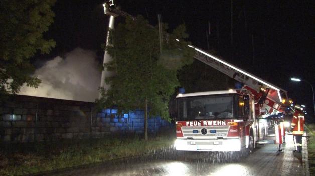 Genügend Löschwasser an den Einsatzort zu bekommen, war für die Feuerwehr nicht ganz einfach. Foto: NWM-TV Genügend Löschwasser an den Einsatzort zu bekommen, war für die Feuerwehr nicht ganz einfach. Foto: NWM-TV