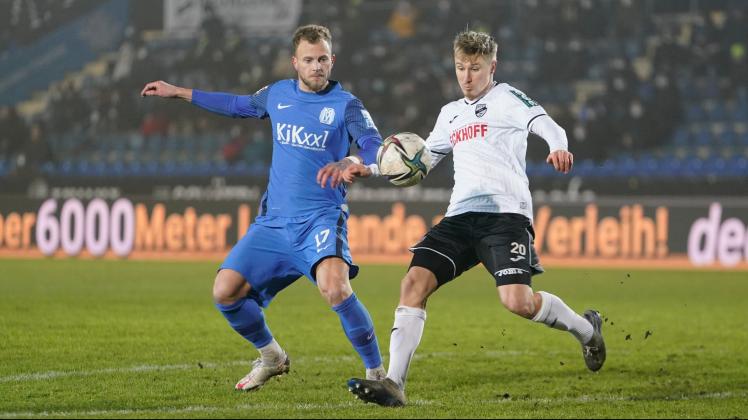 Aufmerksam auf der linken Seite des SV Meppen: Christoph Hemlein. 