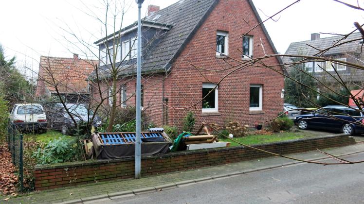 Rund um das Haus an der Hildemannstraße in Fürstenau stehen Autos — auch im hinteren Teil des Gartens.