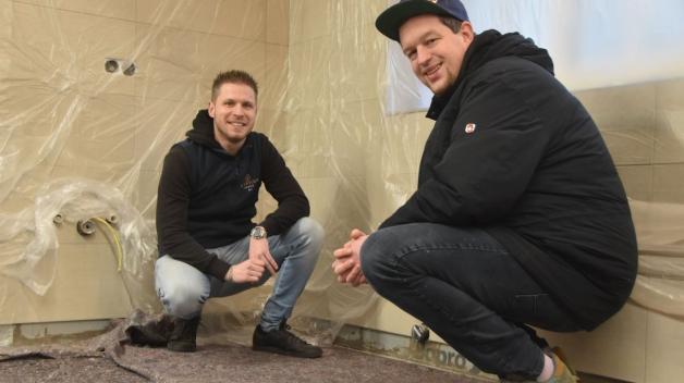 Gogärtchen-Chefs Patrick Schwaiger (links) und Benjamin Zehetmeier an der Stelle, wo sich der Wasserrohrbruch im Oktober ereignet hat. Gogärtchen-Chefs Patrick Schwaiger (links) und Benjamin Zehetmeier an der Stelle, wo sich der Wasserrohrbruch im Oktober ereignet hat.