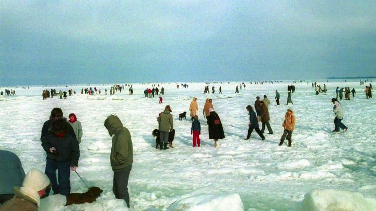 Eisvergnügen: Im Februar 1986 verlegten viele Norddeutsche den Sonntagsspaziergang auf die Ostsee vor Travemünde.
