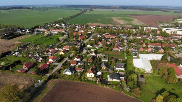 Luftbild von Brüsewitz: Der Ort soll weiter wachsen. Mehrere Häuser sollen in den kommenden Jahren dazukommen.