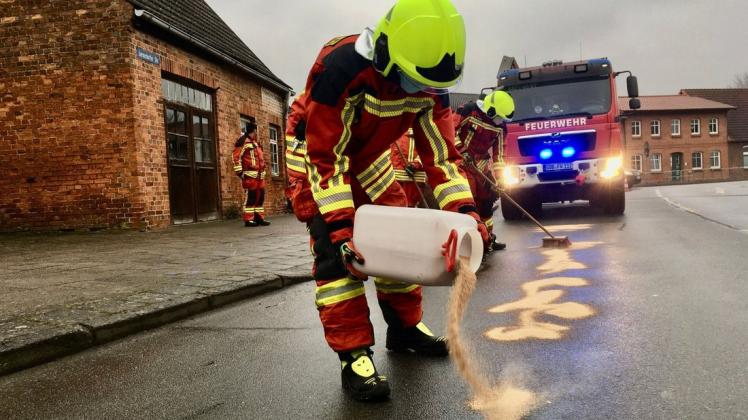 Auf der Jarmstorfer Straße in Gadebusch mussten die örtlichen Brandschützer eine Ölspur beseitigen.