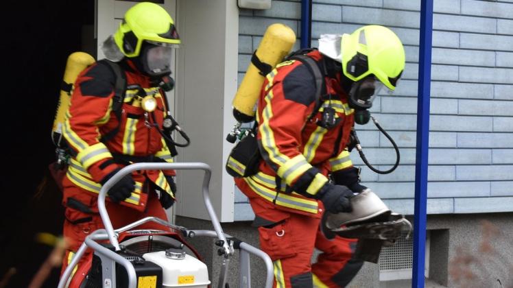 Feuerwehrleute bergen Reste des verbrannten Kinderwagens aus dem Keller des Wohnblocks in der Gadebuscher Rosa-Luxemburg-Straße. Feuerwehrleute bergen Reste des verbrannten Kinderwagens aus dem Keller des Wohnblocks in der Gadebuscher Rosa-Luxemburg-Straße.