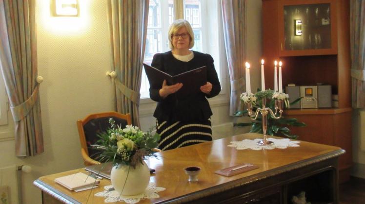 28 Jahre hat Regina Stoll im Boizenburger Rathaus als Standesbeamtin gearbeitet und damit an einem schönen Ort, wie sie sagt, ihren Traumberuf ausgeübt. 28 Jahre hat Regina Stoll im Boizenburger Rathaus als Standesbeamtin gearbeitet und damit an einem schönen Ort, wie sie sagt, ihren Traumberuf ausgeübt.