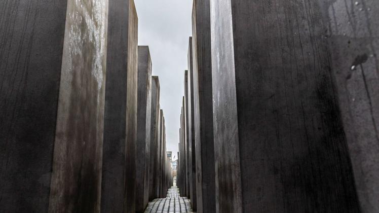 Blick in das Stelenfeld des Mahnmals für die ermordeten Juden Europas, das in Berlin steht. Am 27. Januar ist der Internationale Tag des Gedenkens an die Opfer des Holocaust und an die Befreiung des Konzentrationslagers Auschwitz-Birkenau.
