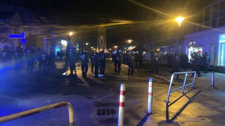 In der Mühlenstraße schnitten die Beamten den Demonstranten den Weg ab. In der Mühlenstraße schnitten die Beamten den Demonstranten den Weg ab.