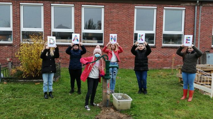 Schüler der Eschhofschule in Lemwerder, die von der Spende einen Brunnen für ihr Schulgartenprojekt angeschafft haben.