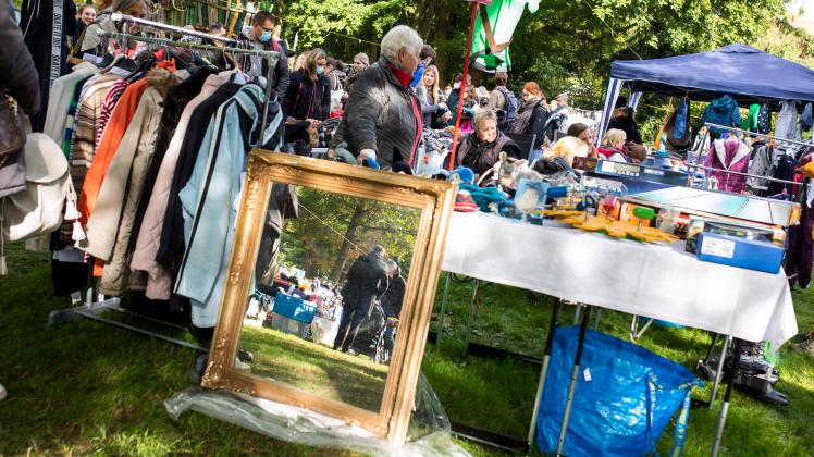 Im vergangenen Herbst konnten die Besucher auf dem Flohmarkt im Moskaubad wieder auf Schnäppchenjagd gehen, nachdem er 2020 wegen der Corona-Pandemie ausfallen musste. OS: Flohmarkt im Moskaubad
