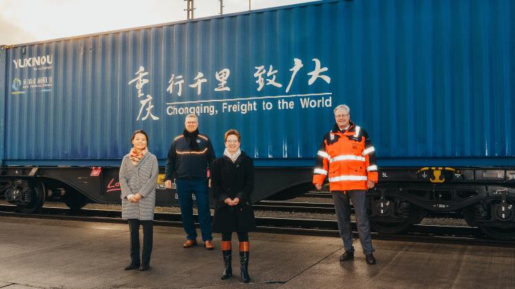Die ersten Container aus Chongqing sind in Bremen angekommen. Chen Si Hellmann (von links), Jens Wollesen, Claudia Schilling und Christoph Holtkemper haben sie in Empfang genommen.