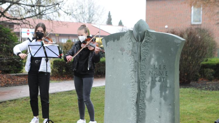 Die Gedenkfeier am Holocaust-Mahnmal in Bersenbrück umrahmten Noa Eichhorn und Charlotte Heitlage musikalisch.