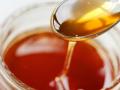 Bei Husten hört man oft, dass etwas Honig im Tee helfen soll.