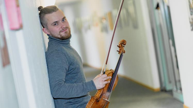 Er will die Menschen berühren: Dmitriy Smirnov, Geiger und Gewinner des Osnabrücker Musikpreises 2021. Diesen Montag stellt er sich beim Sinfoniekonzert vor.