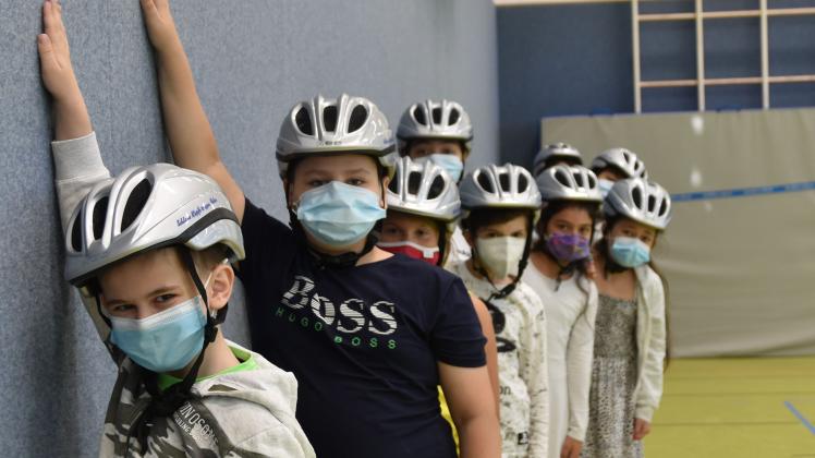 Aktion soll fortgeführt werden: Kinder der Knister-Grundschule haben bereits Fahrradhelme bei der Aktion „Schlaue Köpfe tragen Helme“ erhalten. (Archivfoto)